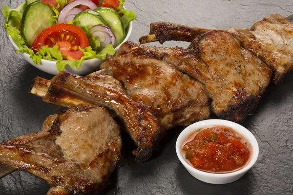 Salata ızgara domuz pirzola