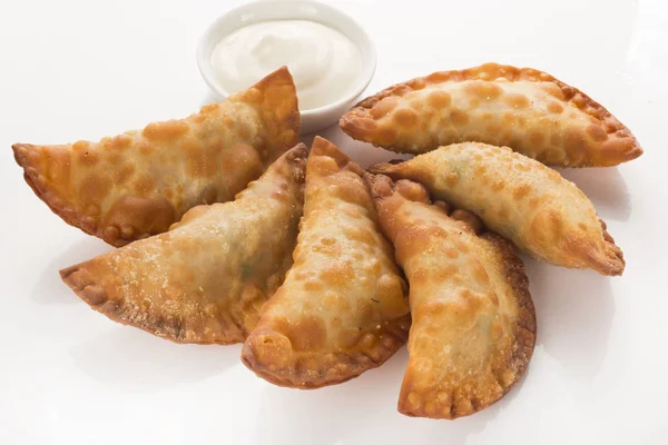 Chebureks et ve ekşi krema ile