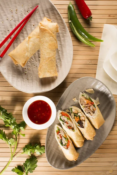 Tavada tavuk böreği