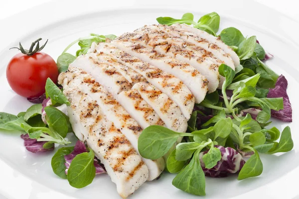 Kızarmış tavuk göğsü ve salata. 