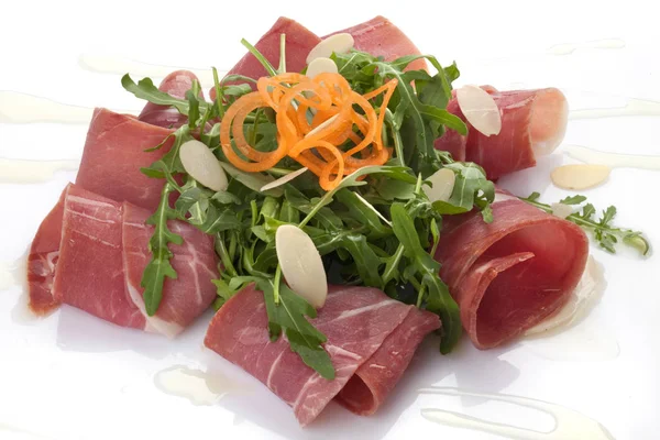 Prosciutto con rúcula y almendra — Foto de Stock