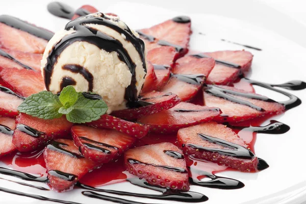 Taze çilek dondurma ve çikolata sosu ile