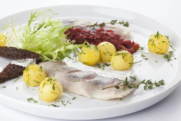 Patates ve salata ile ringa balığı