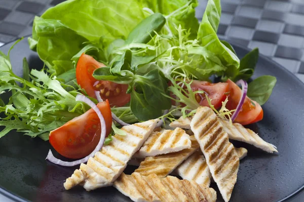 Izgara tavuk göğsü ve taze salata.