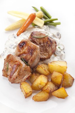 Barbekü domuz kızarmış patates ile