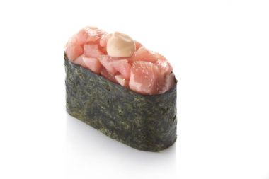 Baharatlı ton balığı Japon suşi