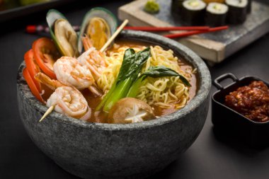 Deniz ürünleri karides ve Midye çorbası