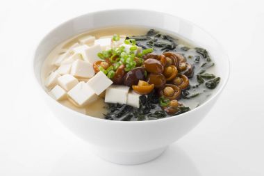Miso çorbası tofu ve mantar ile