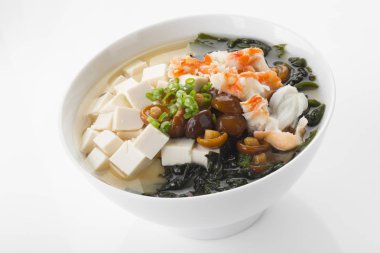 Deniz ürünleri karides, mantar ve tofu çorbası