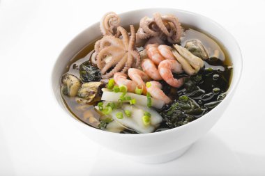 Deniz ürünleri karides, midye ve ahtapot çorbası