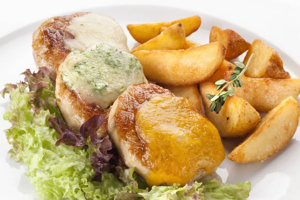 Chuleta de pollo con papas fritas — Foto de Stock