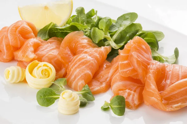 Salmón con ensalada de fetticus — Foto de Stock