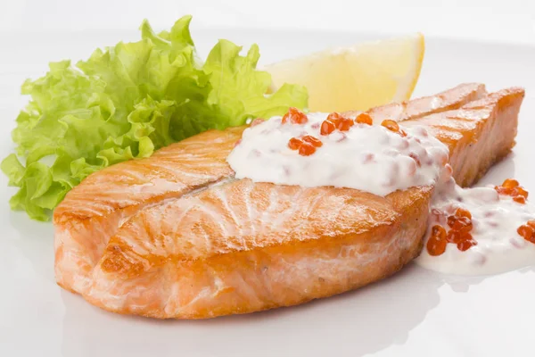 Beyaz soslu kızarmış alabalık filetosu