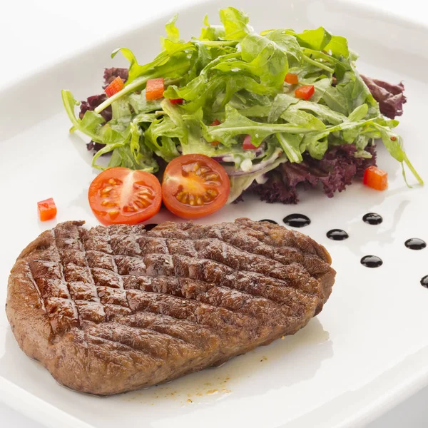 Taze salata ile biftek — Stok fotoğraf