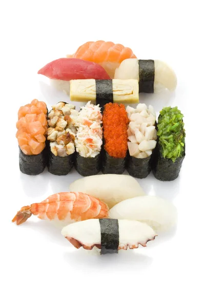 Rolos de sushi japonês e conjunto de mistura de sashimi — Fotografia de Stock