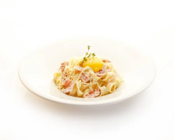 Carbonara makarna yumurta ve peynir ile