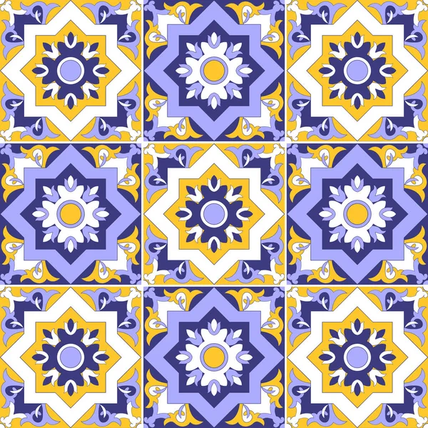 Telhas padrão vetor sem costura de ornamentos azuis, amarelos e brancos. azulejos portugueses azulejo, mexicano, marroquino, motivos otomanos turcos. Design para papel de parede, tecido, fundo e papel de embrulho . — Vetor de Stock