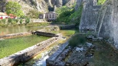 Kale duvarının yanındaki dağlarda bir nehir.