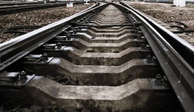 Demiryolu rayları ve pusucuları