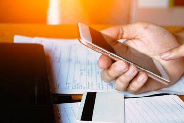 Shoppi'de kart bilgileriyle cep telefonu kullanarak erkeği kapatın