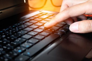 Ev ofisinde çalışan kadını kapatın, parmaklar mesaja dokunuyor