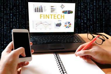 Fintech Yatırım Finansal İnternet Teknolojisi Kavramı. Adam wo