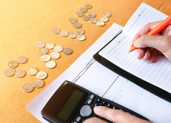 Primer plano del hombre con calculadora contando haciendo notas en casa, c — Foto de Stock