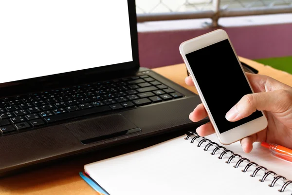 Ręce biznesmena za pomocą inteligentnego telefonu z pustym piargi laptopa — Zdjęcie stockowe