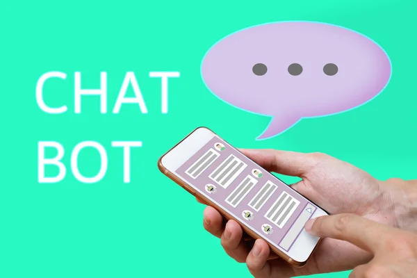 Chatbot-Konzept. Social-Media-Netz und Mann im Chat auf sma — Stockfoto