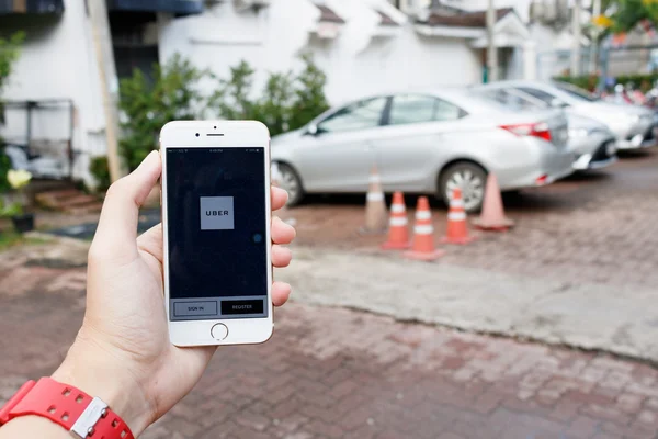 CHIANG MAI, TAILANDIA-SEP 02,2016: Una mujer sosteniendo la mano Uber appli — Foto de Stock