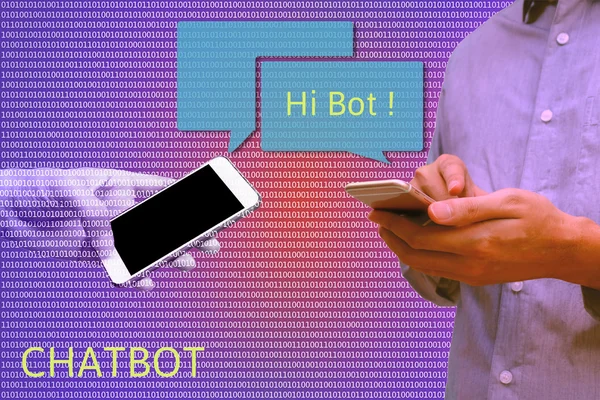 Chat bot et futur concept de marketing, Homme tenant téléphone intelligent c — Photo