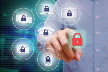 Sanal ekranlarda kırmızı güvenlik kilit düğmesine basarak işadamı