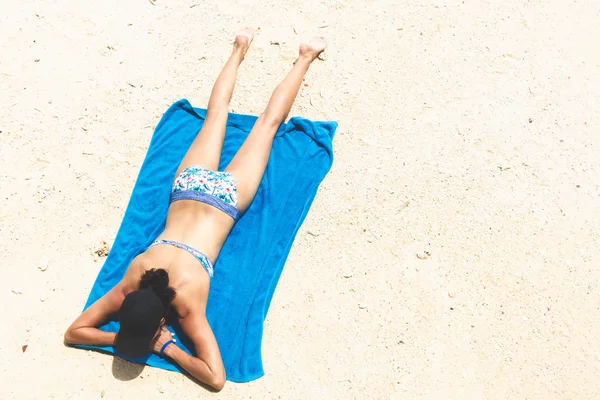 En iyi görünüm ve kopya alanı ince kadın yalan söylüyor kumsalda güneşlenmek