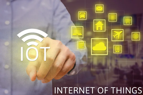 Internet of Things kavramı içinde çok metinde fabrika işaret eden genç adamla. — Stok fotoğraf