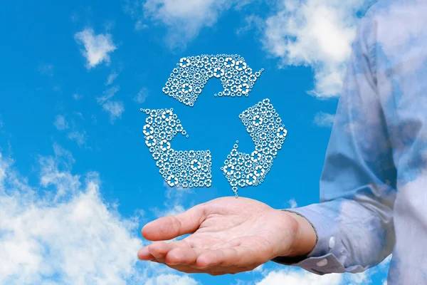 Holding adam doğa gökyüzü arka plan, çevre üzerindeki simgeleri geri dönüşümlü