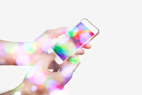 Slimme telefoon van het hoding van de hand met bokeh. — Stockfoto