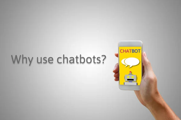 Concetto di Chatbot. Uomo tenendo smartphone e utilizzando la chat . — Foto Stock