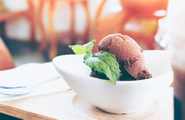 Närbild chokladglass och örter med blad mynta i café — Stockfoto