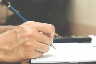 Adam el içinde a defter ve hesap makinesi yapımı sayım yazma