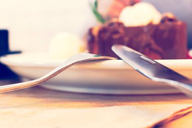 Çatal ve bıçak ile Çikolatalı dondurma yemek üzerinde kapatın.