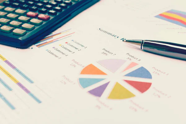 Datenanalyse mit Taschenrechner und Stift. von Diagrammen und Diagrammen zu — Stockfoto