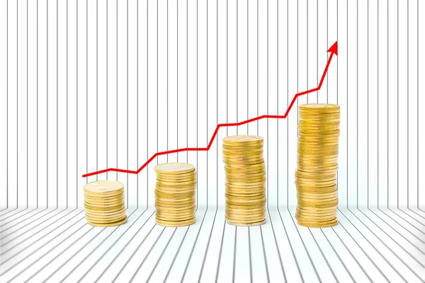 Aumentar as pilhas de moedas de ouro com o gráfico ascendente. financeira e financeira — Fotografia de Stock