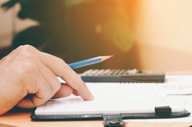 Adam elini tasarruf Finans ve ca kalem düşünmeye tutuyor