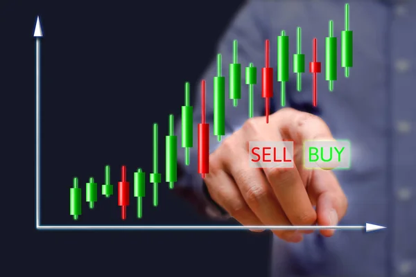 Geschäftsmann drückt Kauf-Taste am Bildschirm mit Aktiendiagrammen. — Stockfoto