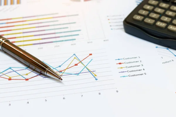 Primer plano del concepto de negocio, Pen está en resumen informe y cálculo —  Fotos de Stock