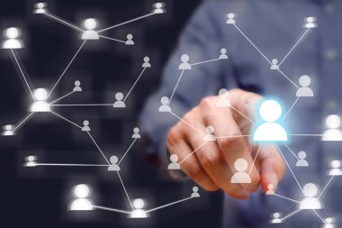 Modern dijital dis sosyal ağ düğmesine basarak işadamı
