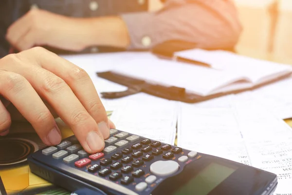 Primer plano hombre utilizando la calculadora en la oficina en casa . — Foto de Stock