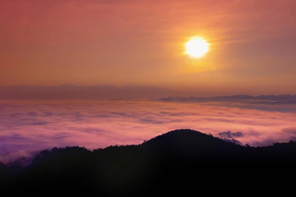 Sonnenaufgang auf dem felsigen Berg mit Blick auf das neblige Tal. — Stockfoto