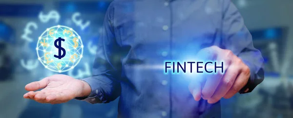 Finansal teknoloji kavramı, metin fintech ve holdi tuşuna basarak adam