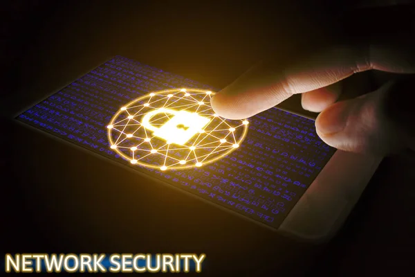 Cyber sikkerhed netværk koncept, Mand ved hjælp af smartphone med lås n - Stock-foto
